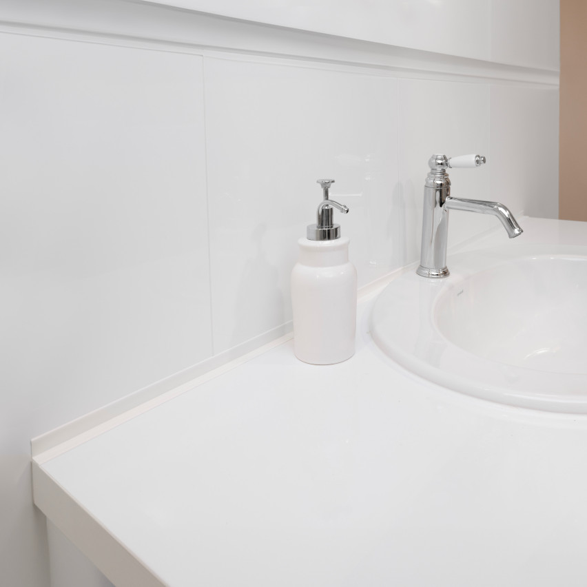 Plinthe souple autocollante 10x10mm pour cuisine et salle de bain Ruban de protection en PVC Bande d'étanchéité Bande de jointoiement Blanc 5m