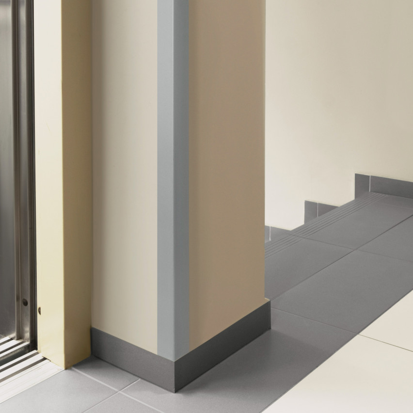 Protection verticale rigide pour les angles des murs
