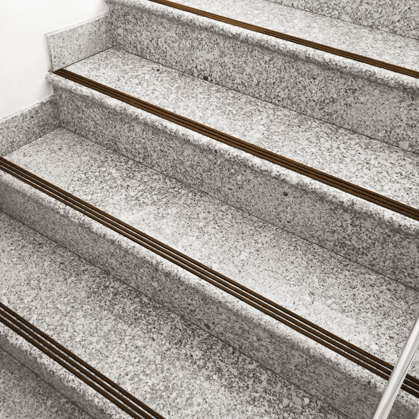 Profilé antidérapant pour escaliers bronze, 10mm, rainuré, 25m