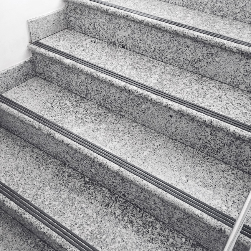 Profilé antidérapant pour escaliers gris, rainuré, 25m