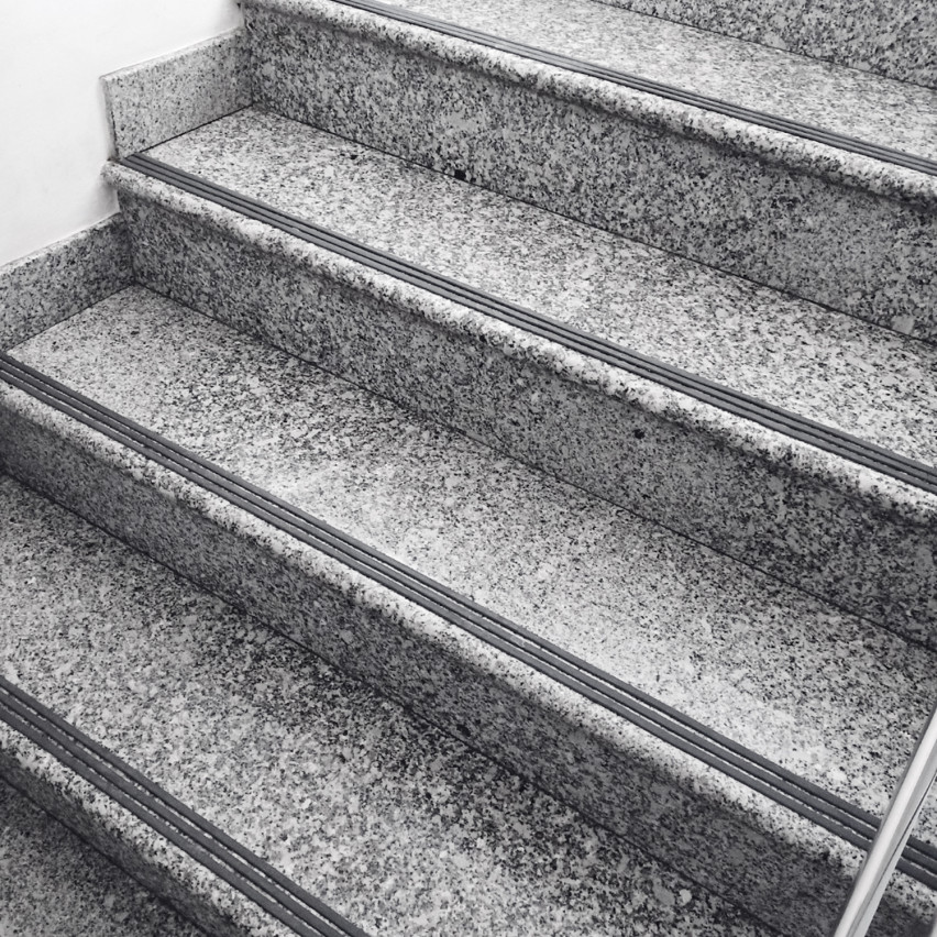 Profilé antidérapant pour escaliers gris foncé, 10mm, rainuré, 25m