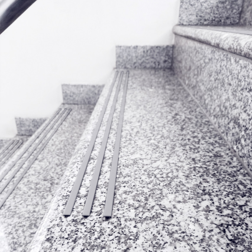 Profilé antidérapant pour escaliers gris, rainuré, 25m