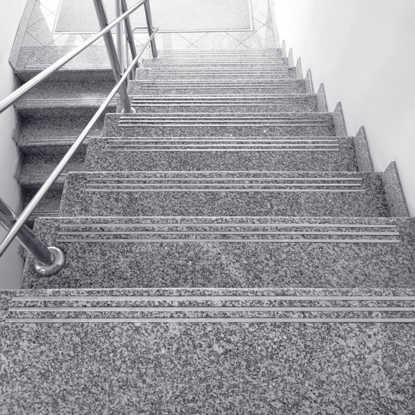 Profilé antidérapant pour escaliers gris, rainuré, 25m