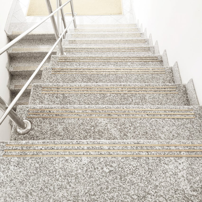 Profilé antidérapant pour escaliers beige, rainuré, 25m