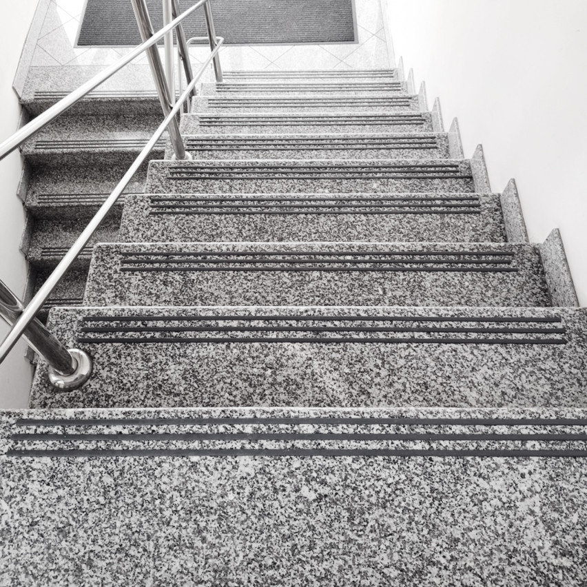 Profilé antidérapant pour escaliers gris foncé, 10mm, rainuré, 25m