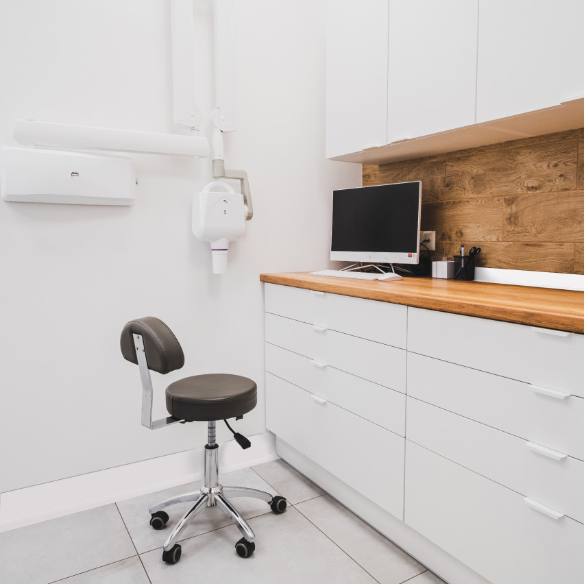 Plinthe Souple Auto-Adhésive en PVC 100x25 mm, Bande Flexible, Facile à Installer, Adaptée à Toutes Surfaces, blanc